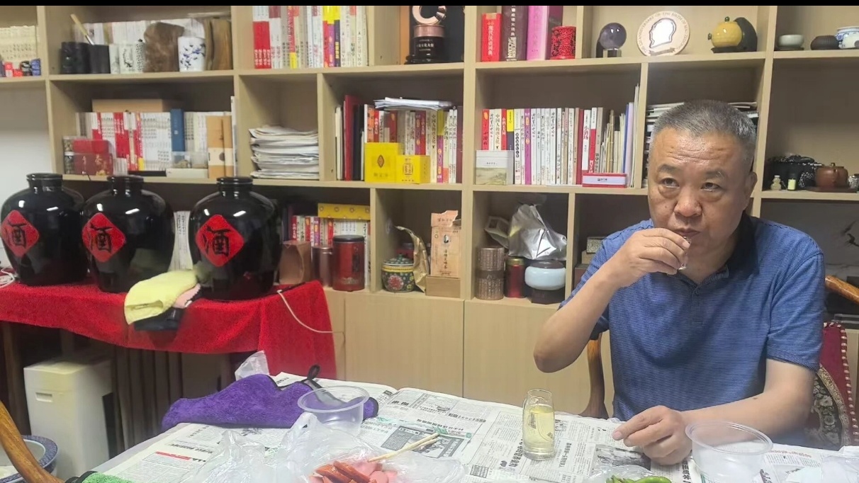 木空不空炸蚂蚱和卤猪杂够硬，可我不吃，素什锦足矣。大张同学置办的菜品，丰盛不丰盛
