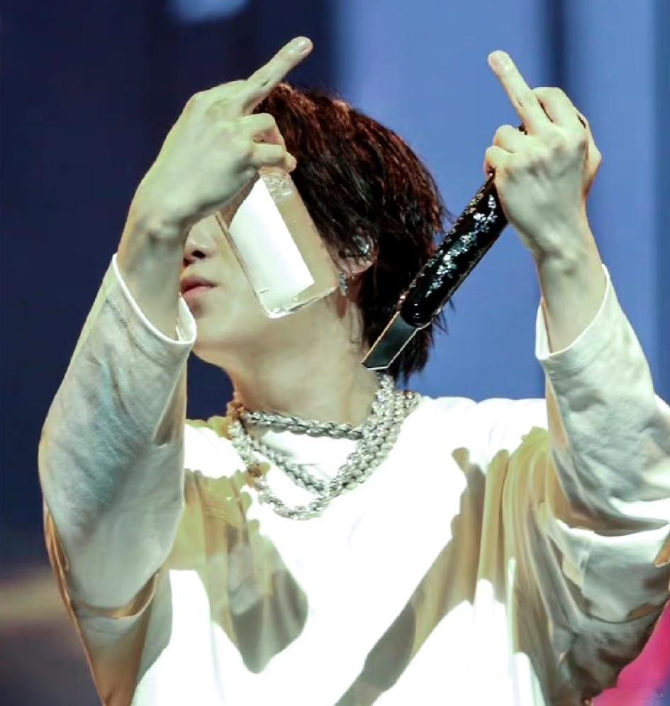 美萌的小女孩说句西八，竖个中指怎么了 