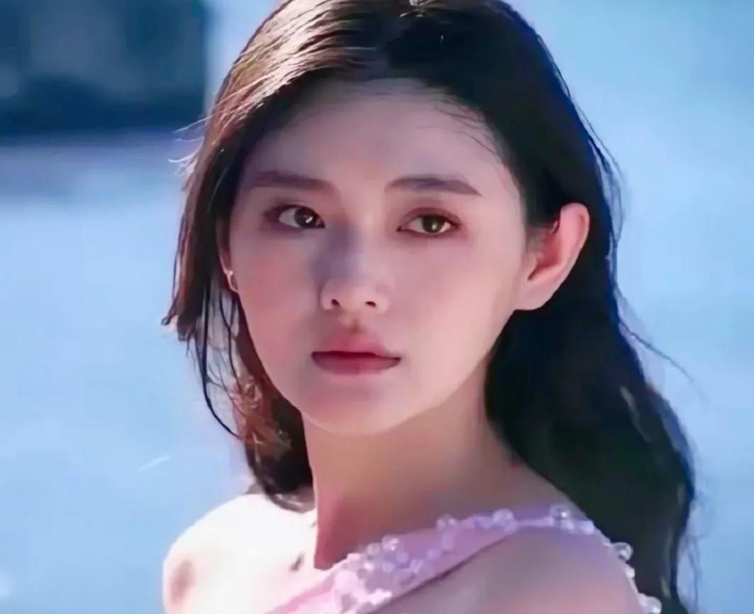 在那个光影交错的十年里，这位女子仿佛漫步于汪家编织的绮丽梦境中，每一日都如同置身
