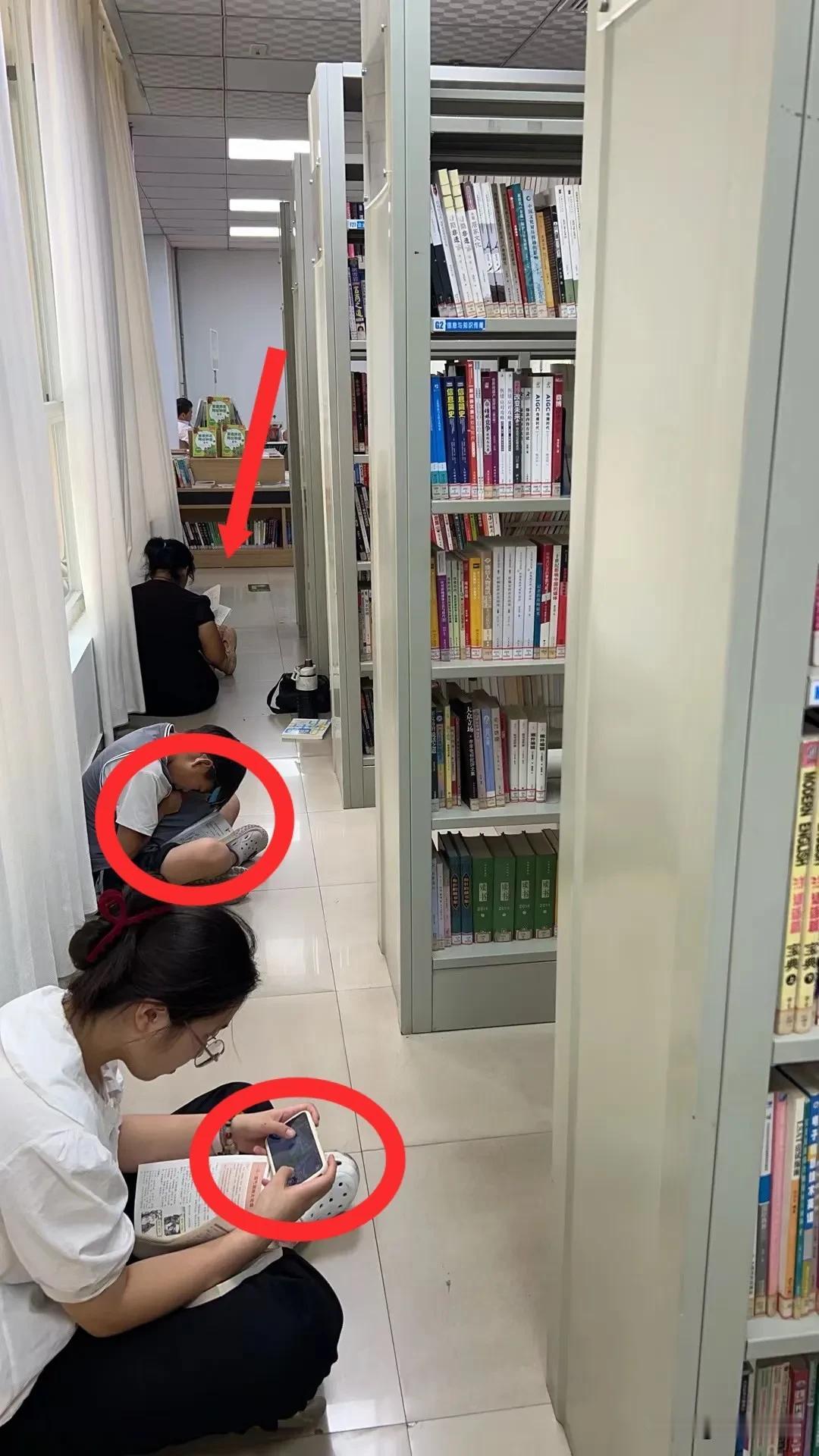 暑假
同样是去图书馆学习
但是
区别大了！
学校
同样是在班里听课，
但是
也区