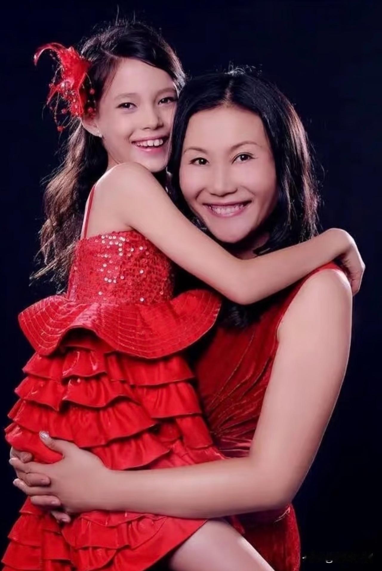 米兰冬奥会冠军谷爱凌小时候和妈妈谷燕的一张合影。这也太好看了吧，简直就是芭比娃娃