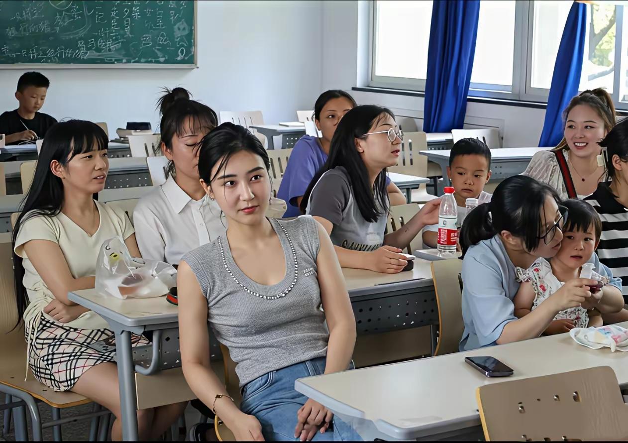 推开小学教室的门，目光所及之处，绝大多数座位上都坐着母亲。这一现象早已不是新闻，