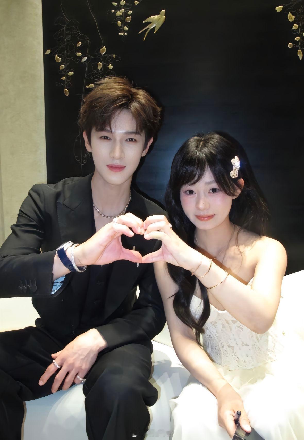 安静公主李昀锐合照明星的脸就是小，李昀锐和安静合照看起来两个人脸差不多大 