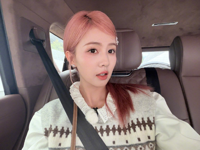 白鹿晒西藏明信片 ​​​​白鹿晒西藏明信片，点击查收白鹿新鲜自拍~ ​​​