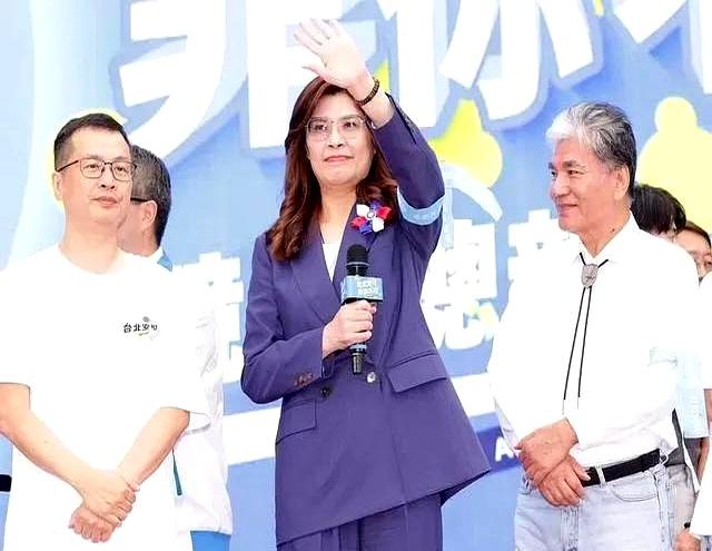10月26日，郑丽文现身蒋万安竞选总部成立大会，一开口就让人觉得，这场站台不只是