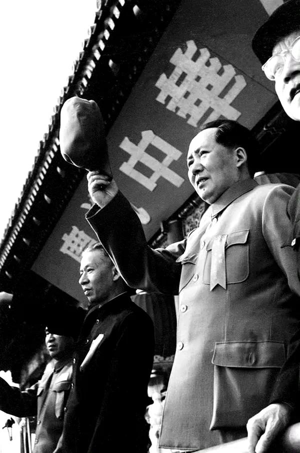 新中国成立初期的几次国庆大阅兵，观礼台上的为人风采！

（图一）1950年，国庆