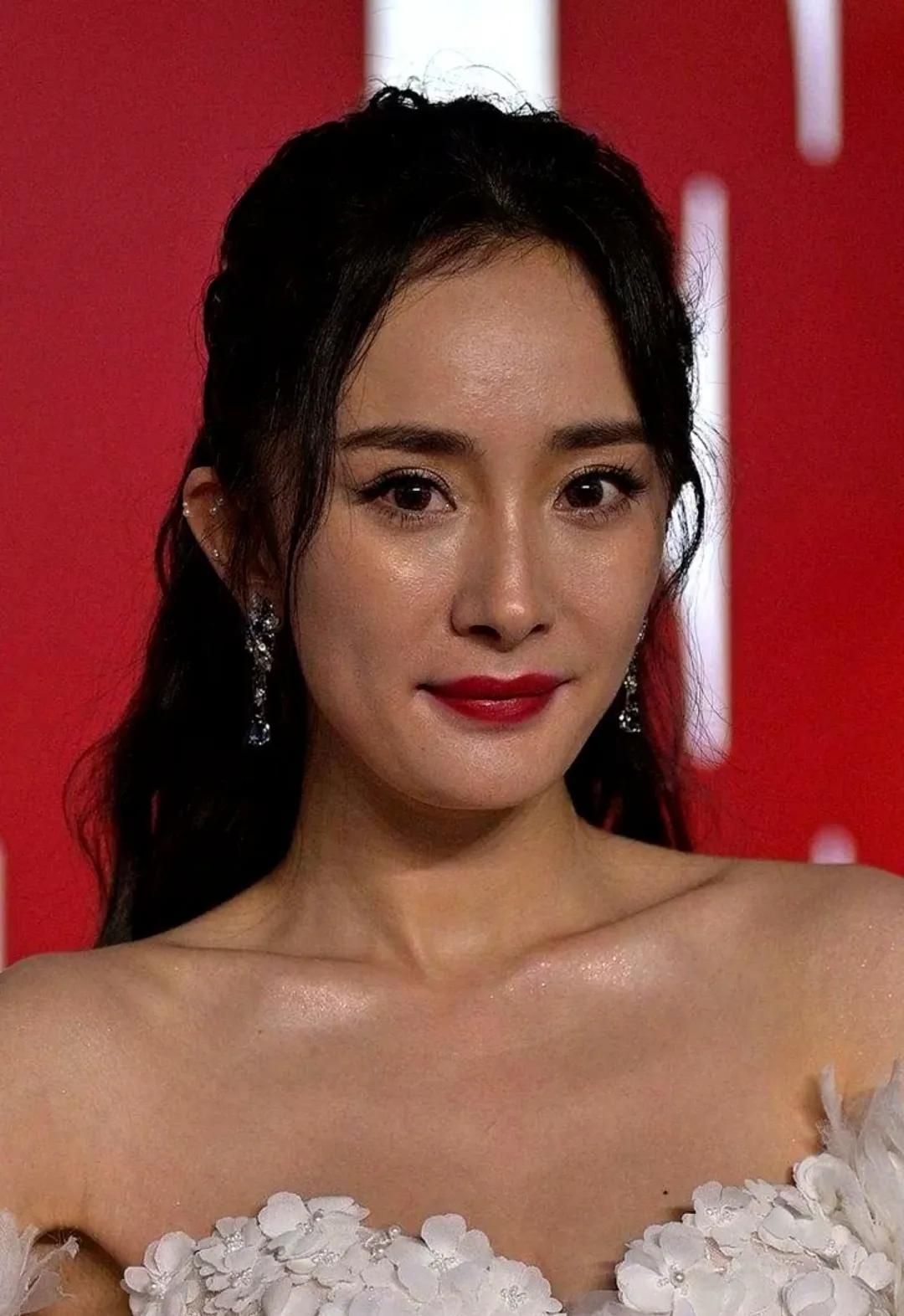 除去美颜和滤镜，明星其实跟普通人差距不是太大。

出生北京的大幂幂不仅有着北方女