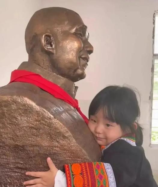 2021年，四川成都1女子带着3岁的女儿到大凉山景区。谁料，两人走到一座石像前，