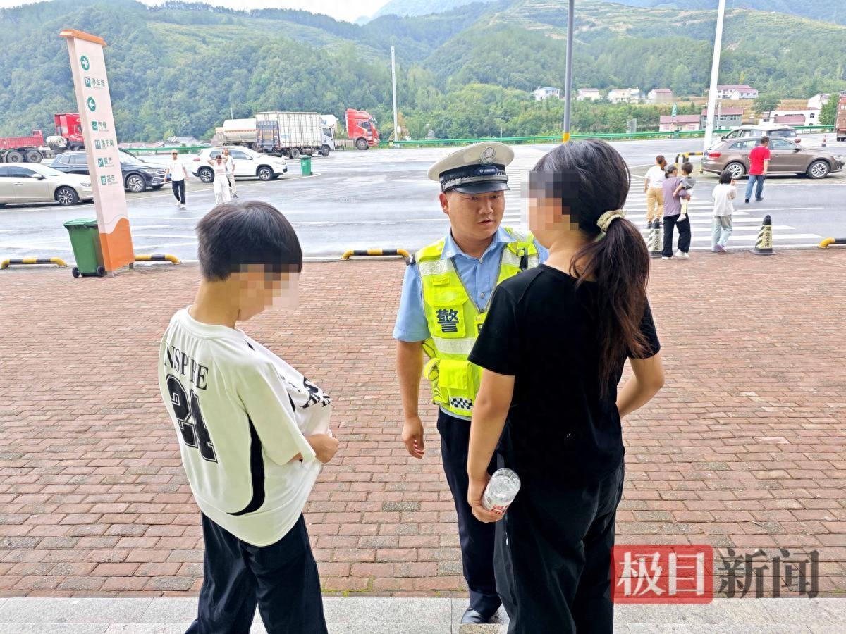 太粗心！8月25日极目新闻报道，湖北襄阳，两家人约好结伴自驾出去玩，在服务区休整