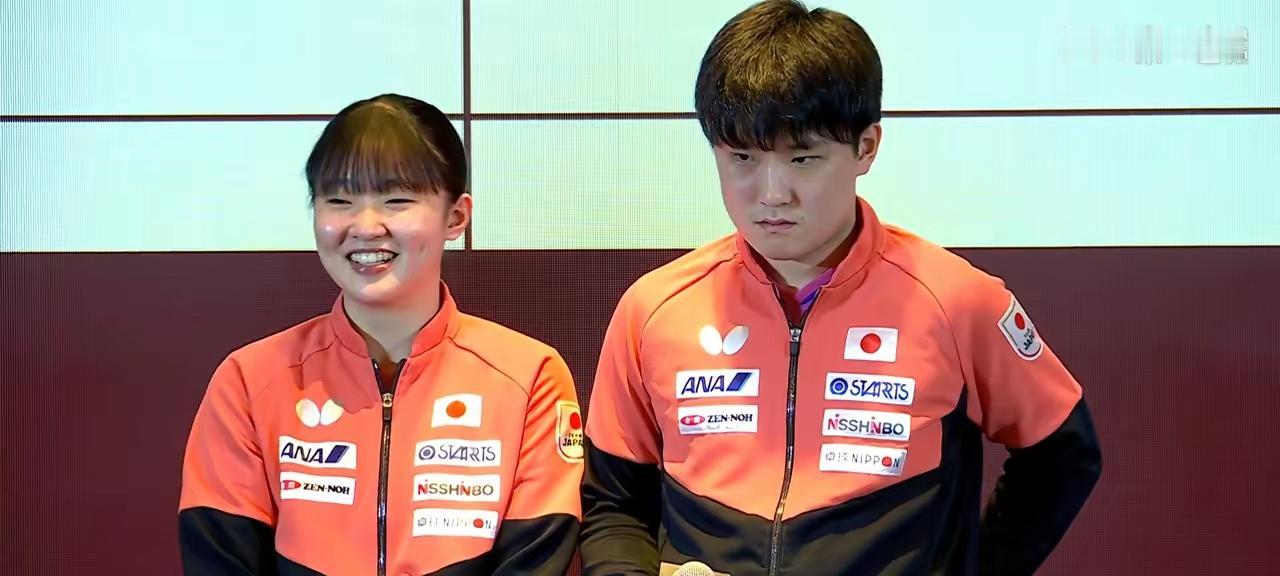 张本美和兄妹俩在世界杯抽签现场，太让人失望了：
一、兄妹俩代表日本队抽签竟然站中