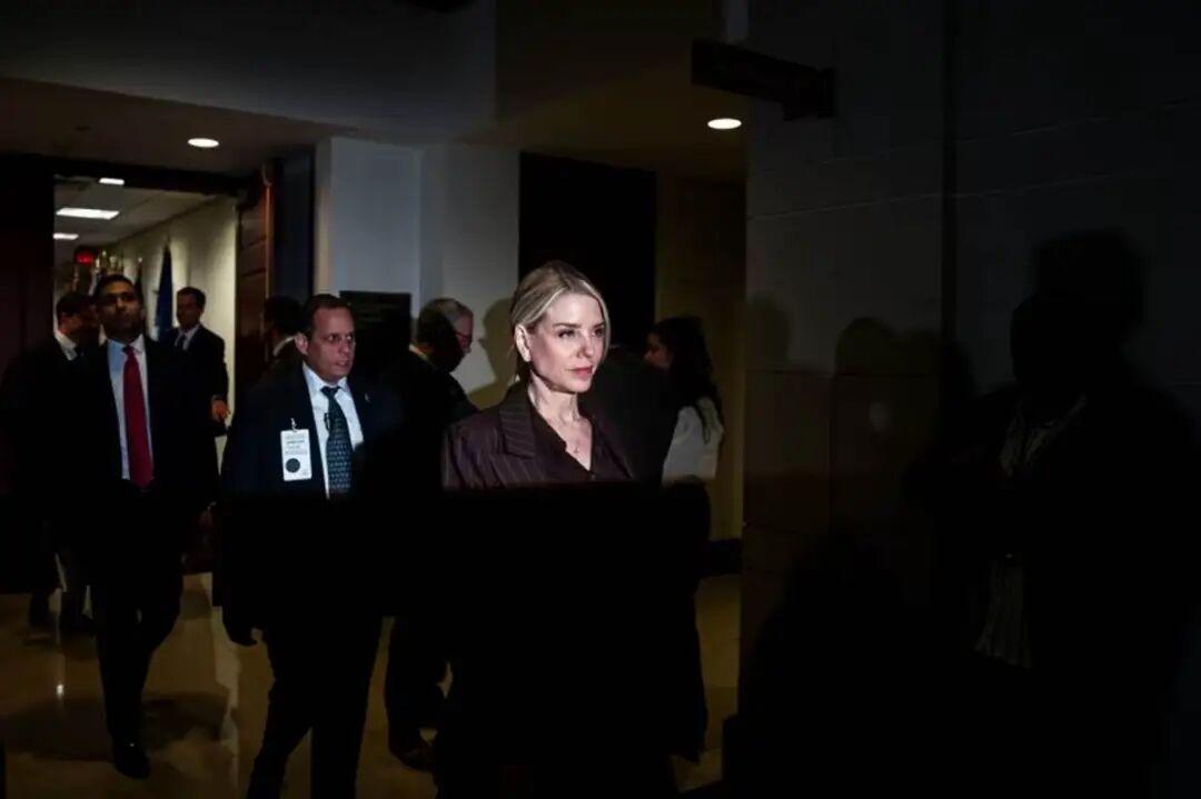 美国司法部官员周一开会讨论如何重新推动一些被视为特朗普高度优先事项的调查，即对当