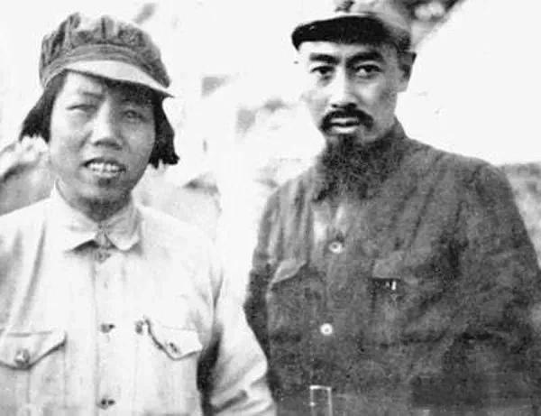 1936年的延安，镜头捕捉到周恩来与邓颖超极具历史厚重感的一帧画面。照片里，周恩