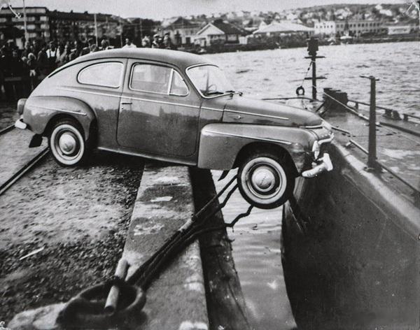 1961年8月19日，瑞典 Lysekil，一辆沃尔沃PV544停在临海高坡，车