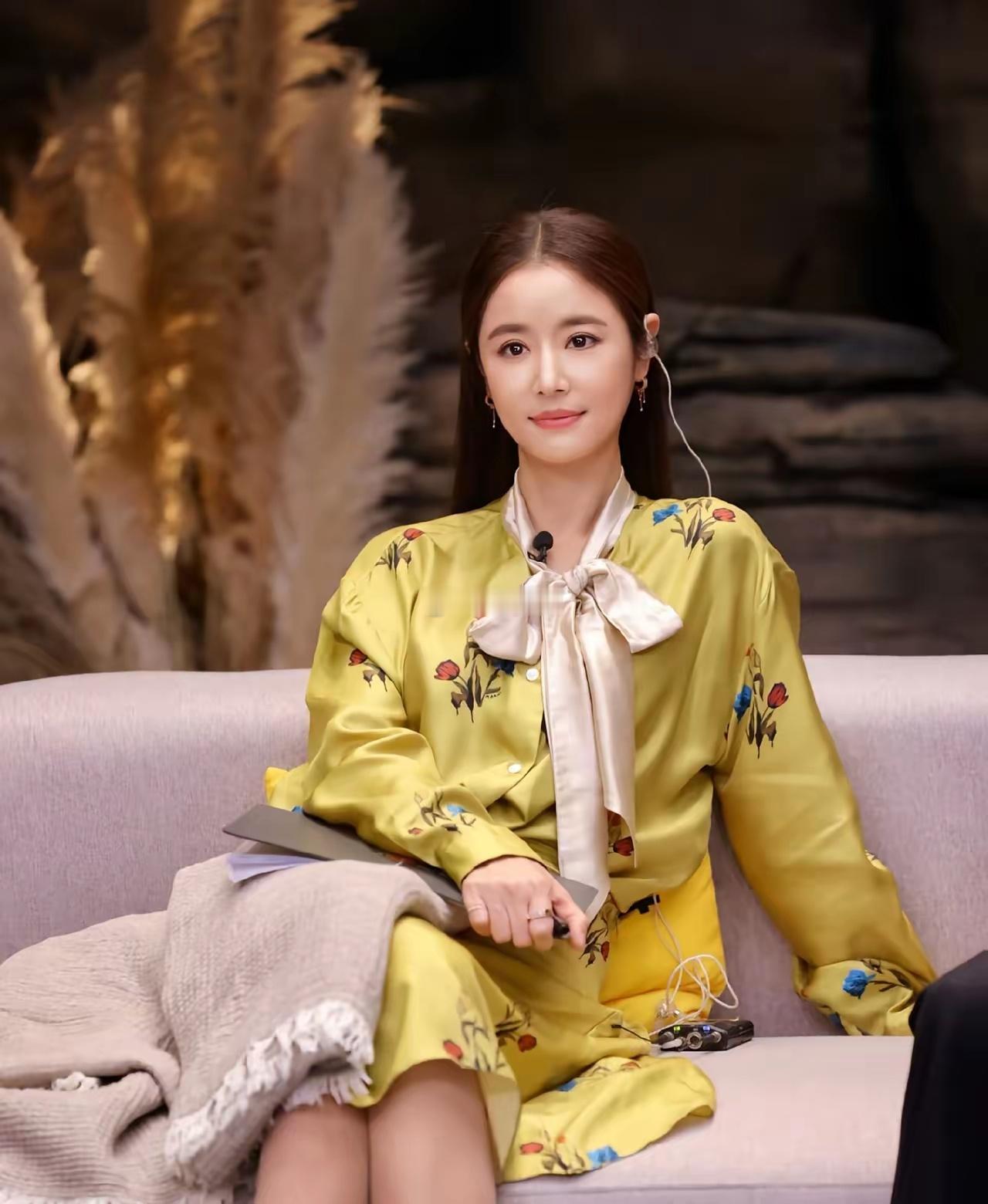 总感觉林心如不太对劲，49岁的她明明已经结婚快10年了，在她身上，却一点也看不到