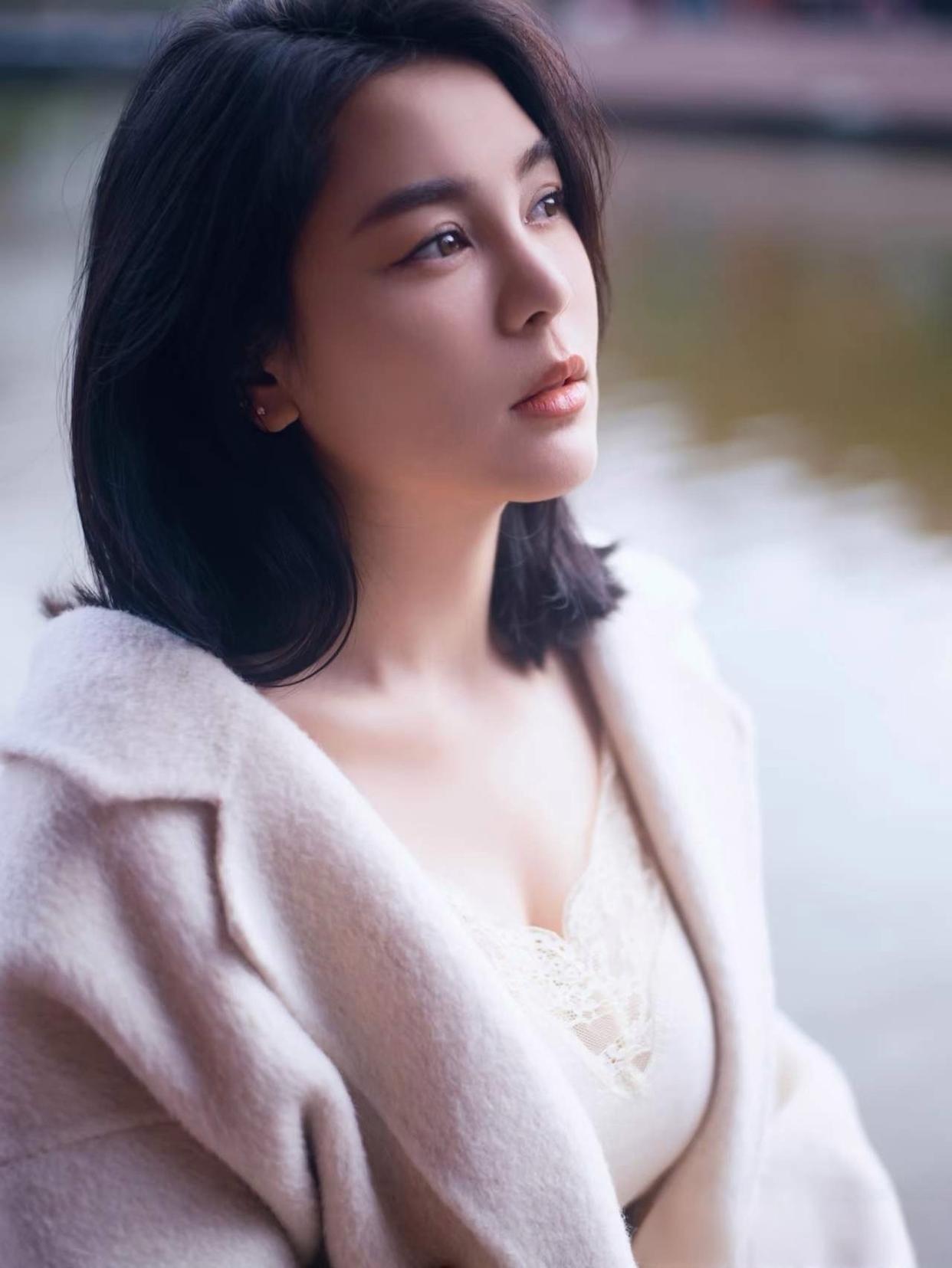 不是所有的追求，
都要跋涉远方，
她自成风景，
在静谧里，
温柔地拥抱自己的模样