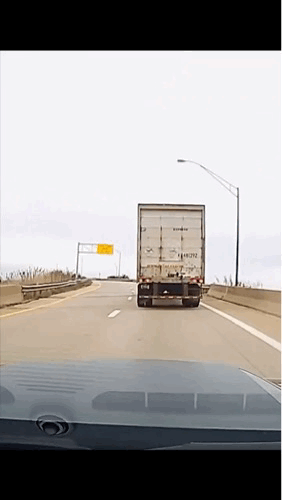 前车怒了，发射了武器，干掉了路灯