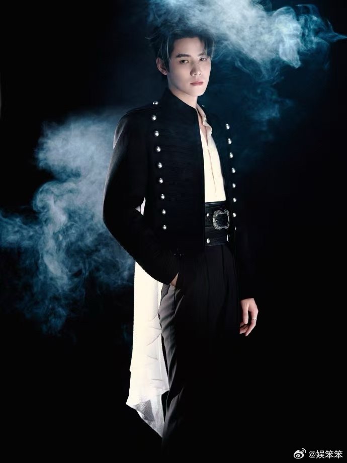 R1SE任豪回来了任豪衣服任豪回归太让人激动！无论是发光的R1SE成员，还是《逐