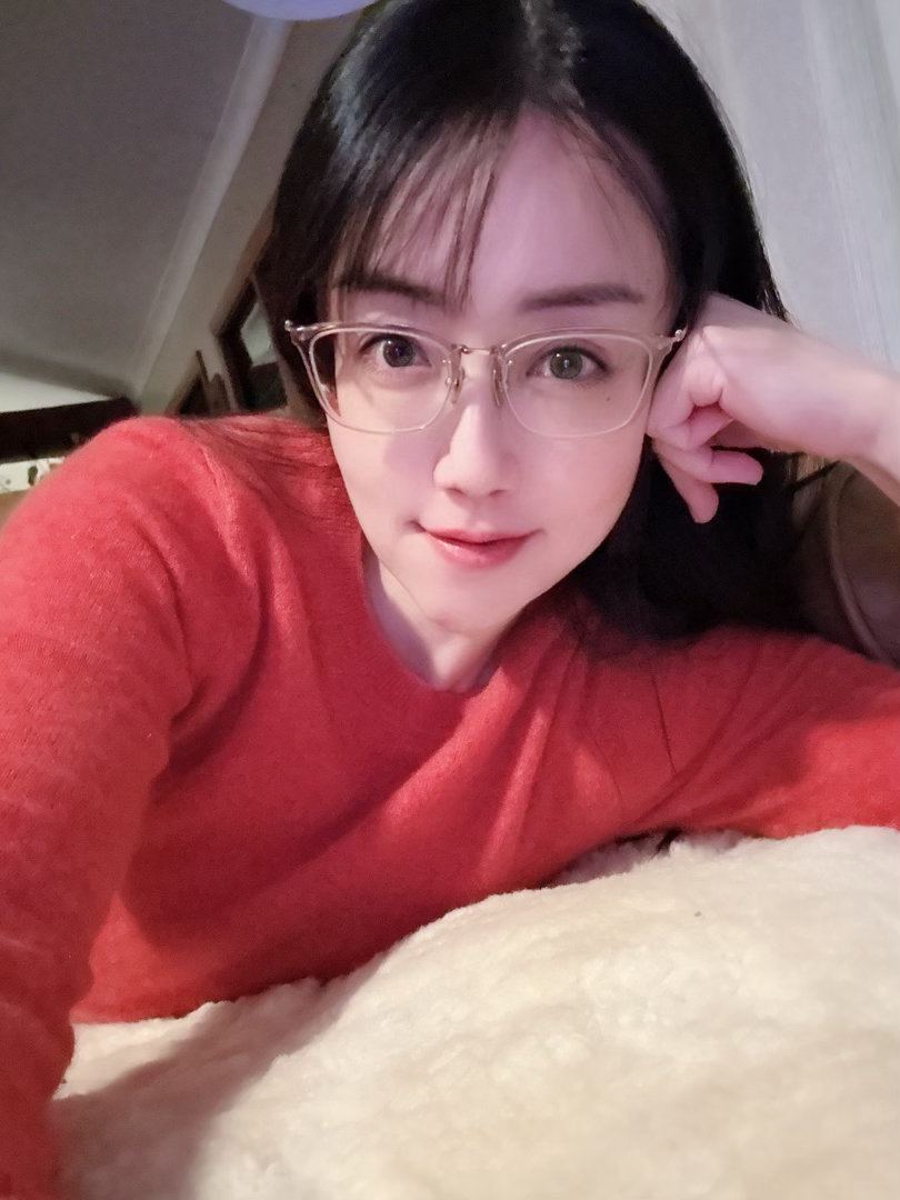 下班去找今年新爱上理发师Hana酱修刘海。进门看到一个可爱的女孩站在那儿，我便客