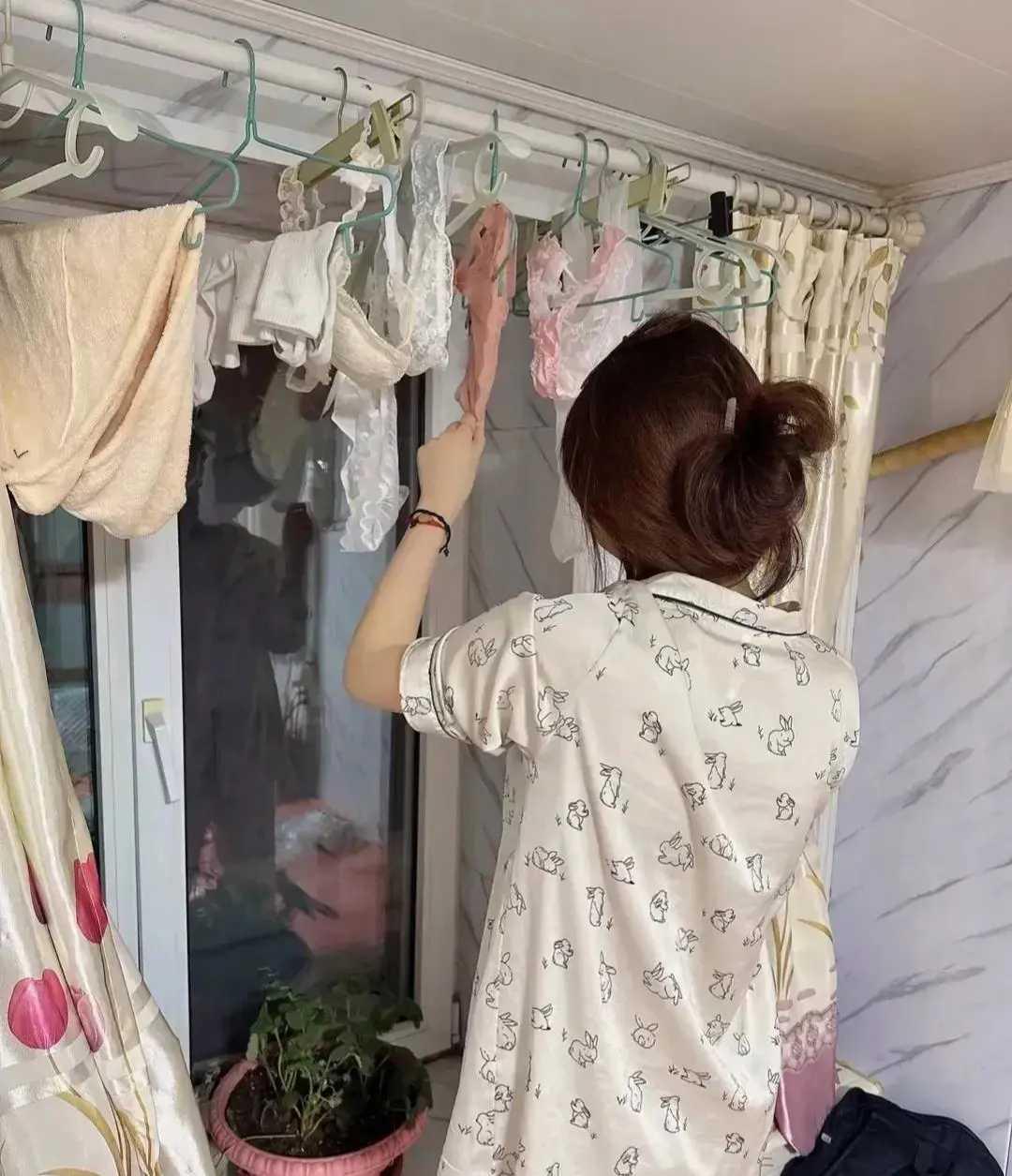 回南天再袭，女生的心头愁：衣物难干，美丽“晾”烦恼

随着春季回南天悄然降临，不