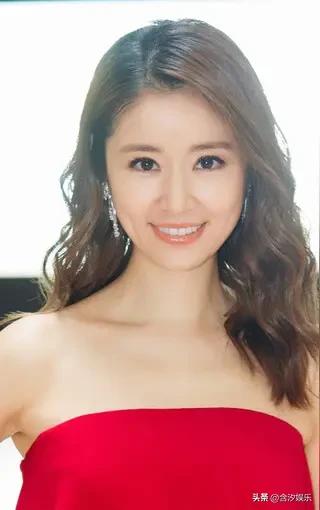 2005年，林心如接到了一个薪酬200万的内衣广告，高高兴兴来到现场，工作人员却