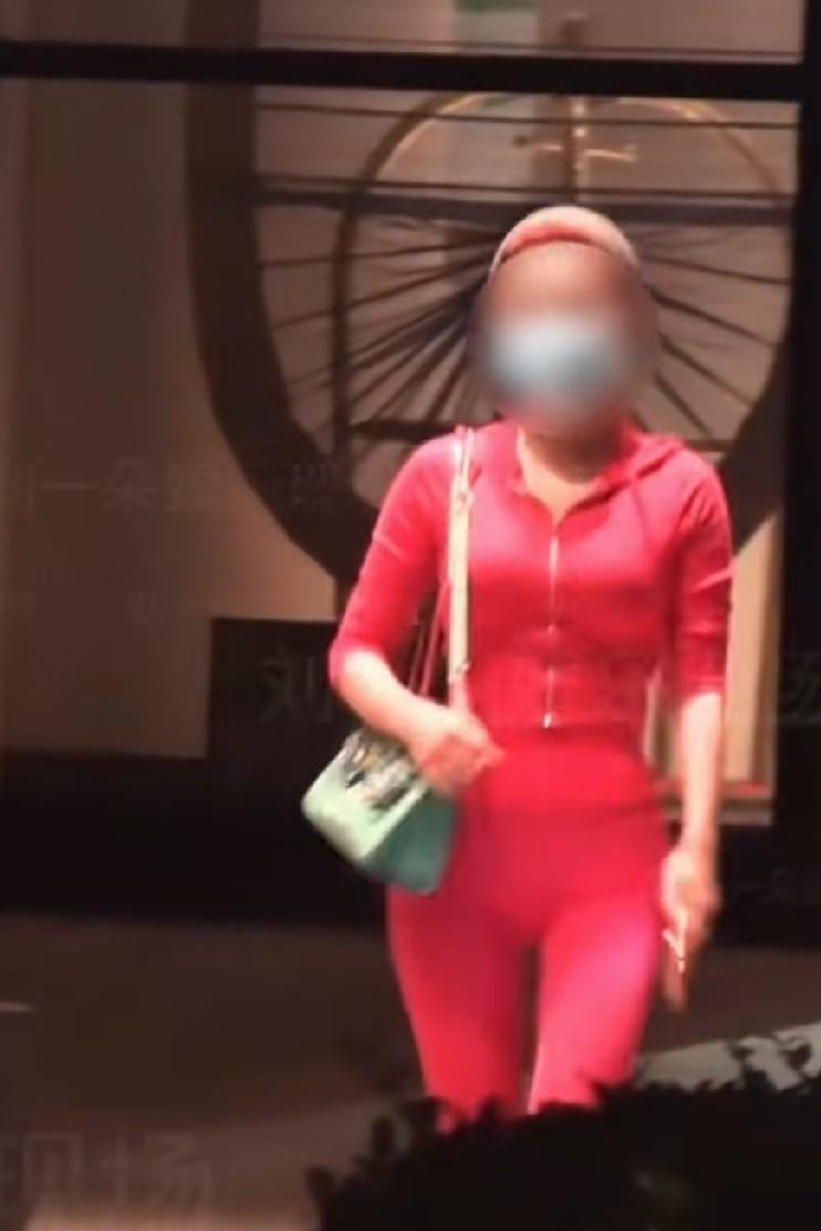 红衣女士是谁？

狗仔刘大锤爆出包贝尔深夜进红衣女子房间，独处七小时，视频清清楚