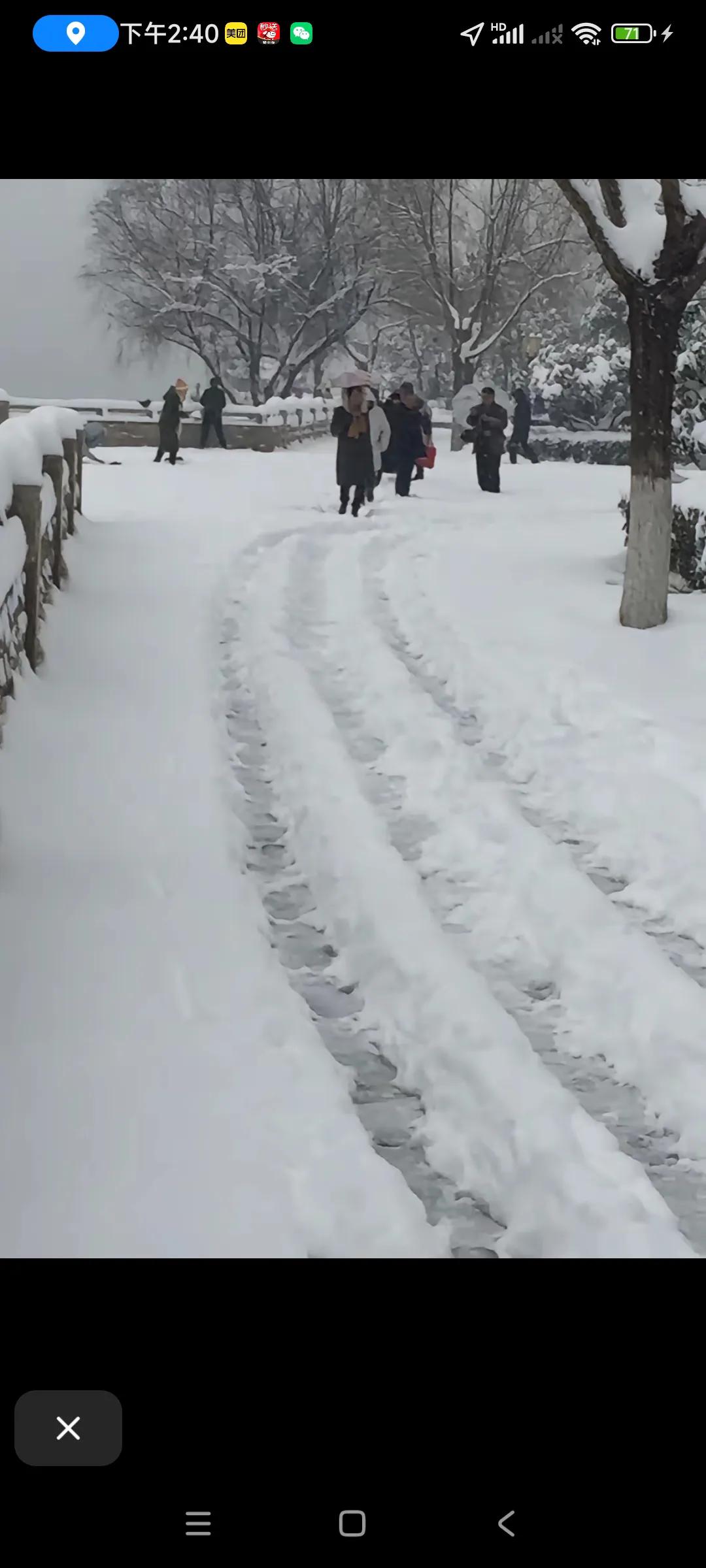 老家又下雪了，，，冰天雪地，，
朋友说县城没多少人，消费却不低，不知道在哪里挣的