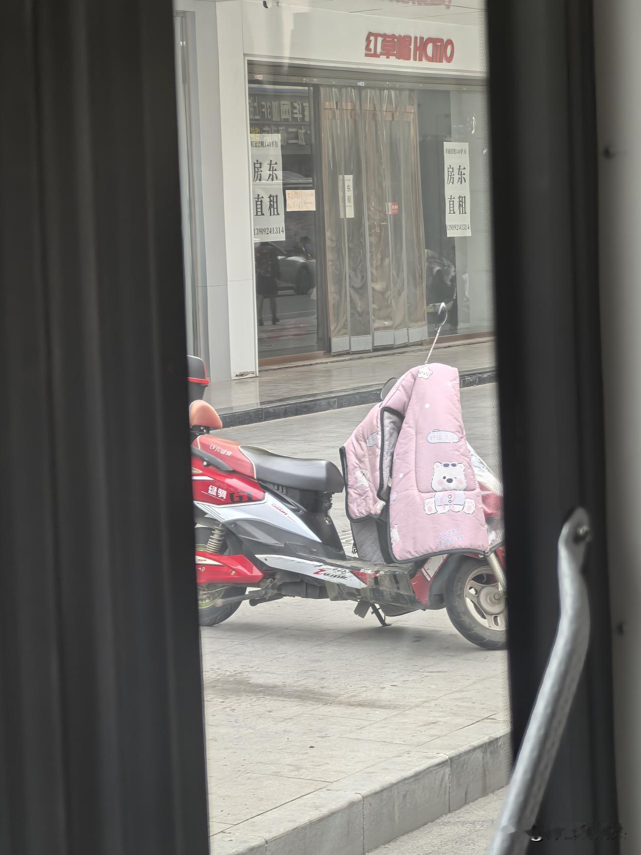 随后来到人民中路，小编依然看到，道路南侧一家正在促销的商店也打着房东直租，到期促