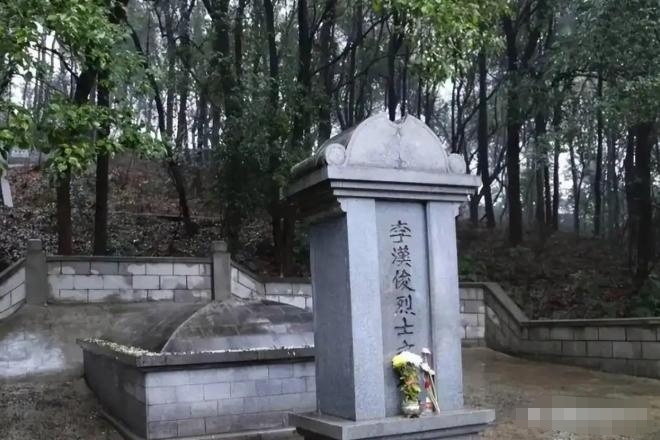 晴雨风说史晴雨风说史中共创始人之一李汉俊：穿睡衣被捕，当夜被处决，文盲妻子带3娃