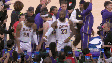 太逗了！老詹镁粉撒了八村塁一身！
在今天NBA圣诞大战湖人与火箭的赛前，詹姆斯按