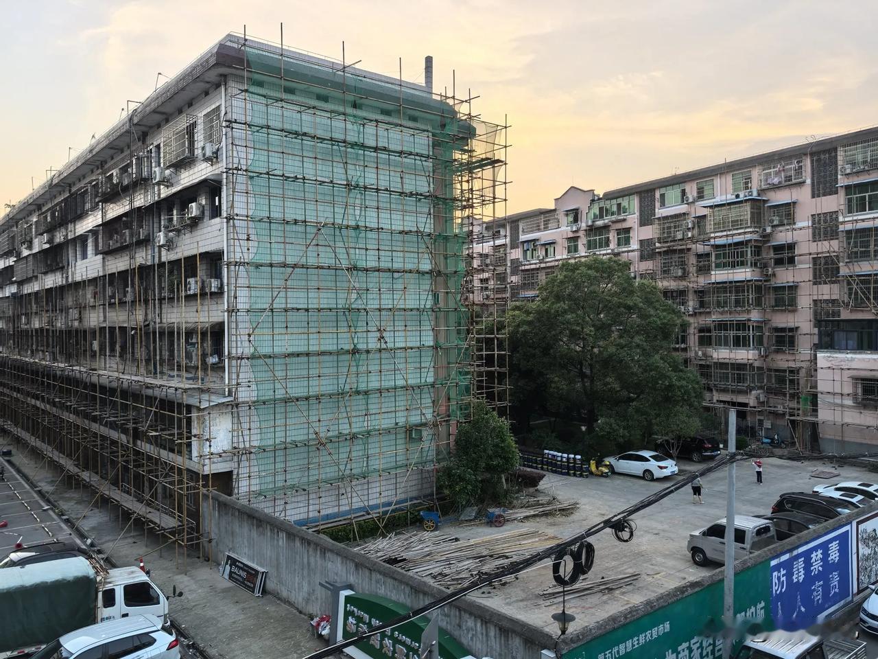怀化湖天大道湖天大桥附近临街两边的房子很多都在搞外墙装饰，是迎接什么？这个临街房