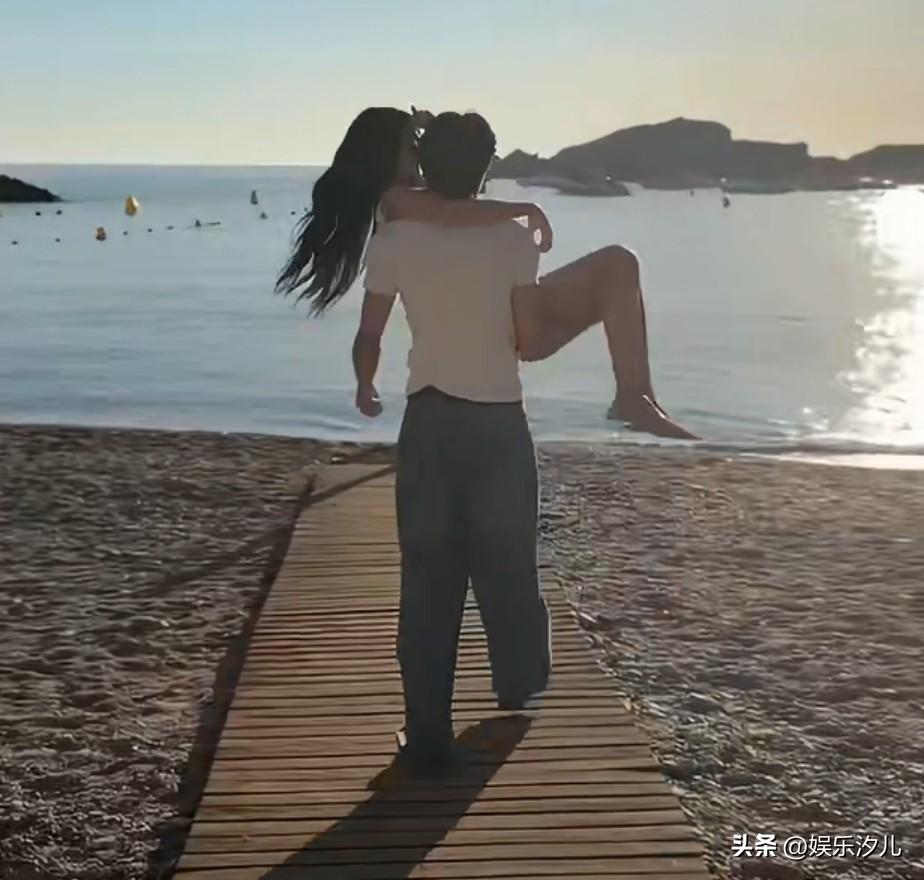 宋威龙单手抱包上恩


宋威龙太有力量感了吧！单手轻松抱起包上恩唯美氛围感，女生