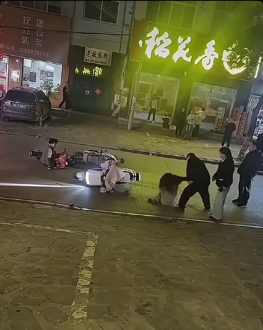 这位大妈可太缺德了，自己骂人还不够，愣是把儿子儿媳都坑进牢里去了。就因为两辆电瓶