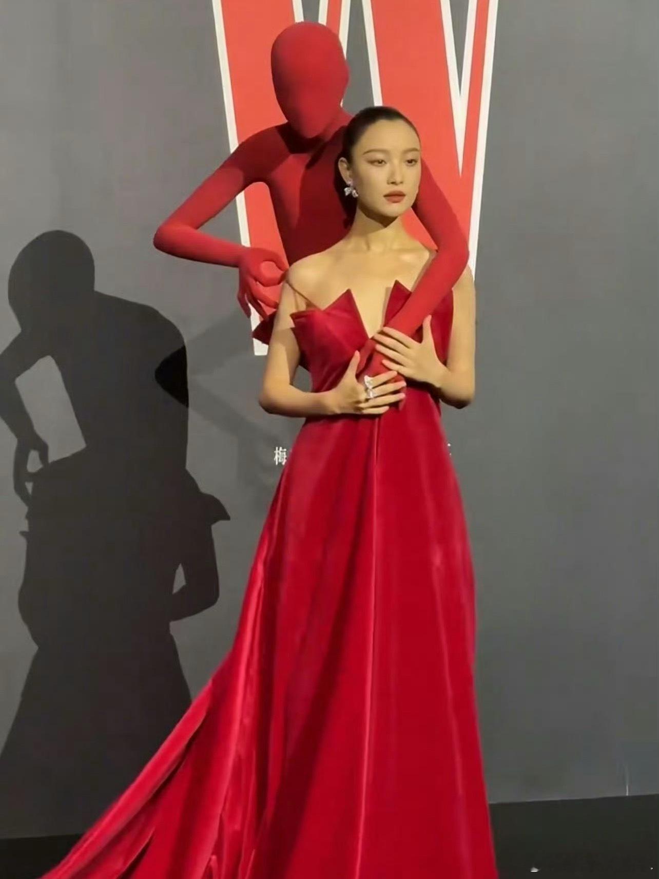 倪妮米卡上下身造型可以互补了倪妮：下身基础，上身就不基础。米卡：上身基础，下半身