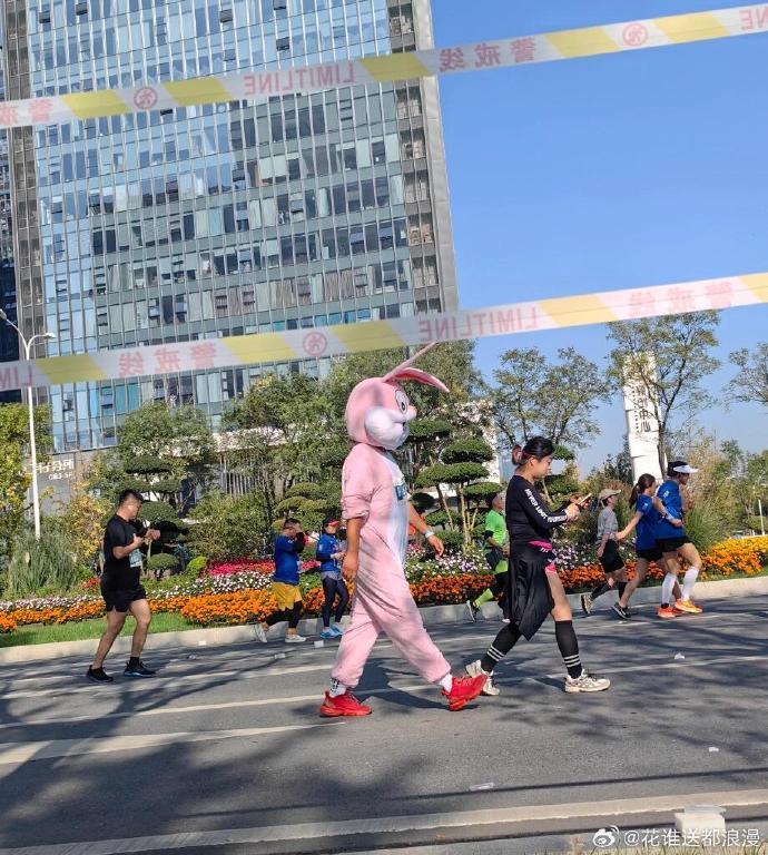 每次看到运动会上那些搞笑的显眼包，都觉得他们才是真正的“氛围担当”，让整个比赛都