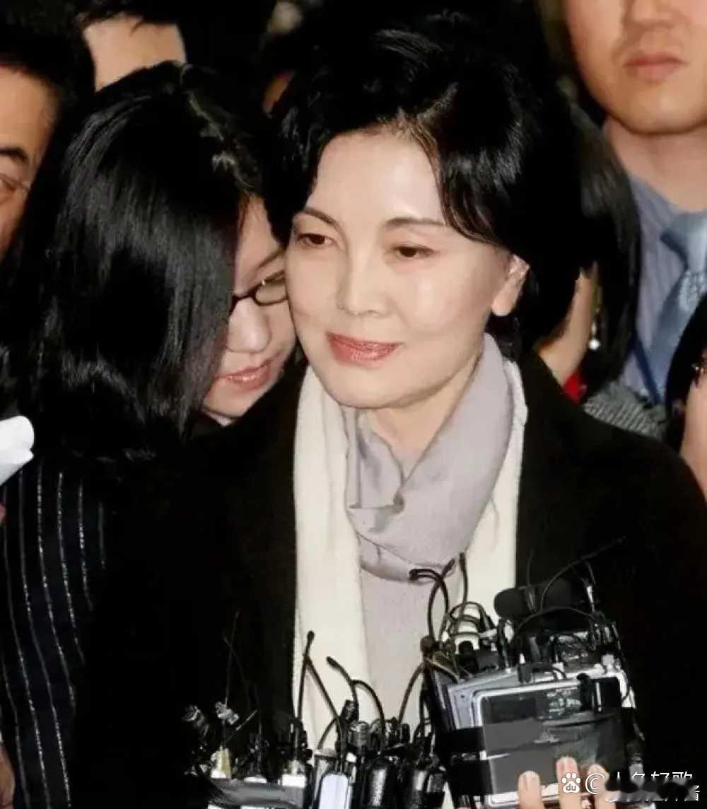 三星第一夫人洪罗喜，是个贤妻良母，一个好女人旺三代，如今81岁了，依然一头乌发，