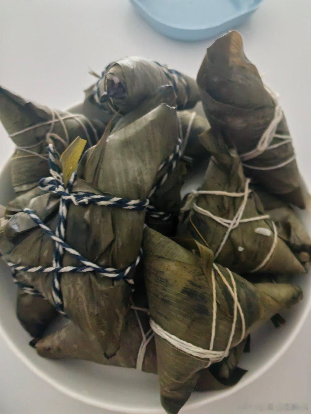 端午挂艾草的习俗源于古人认为艾草可驱虫辟邪，搭配  粽子  鸡蛋   是多地共有