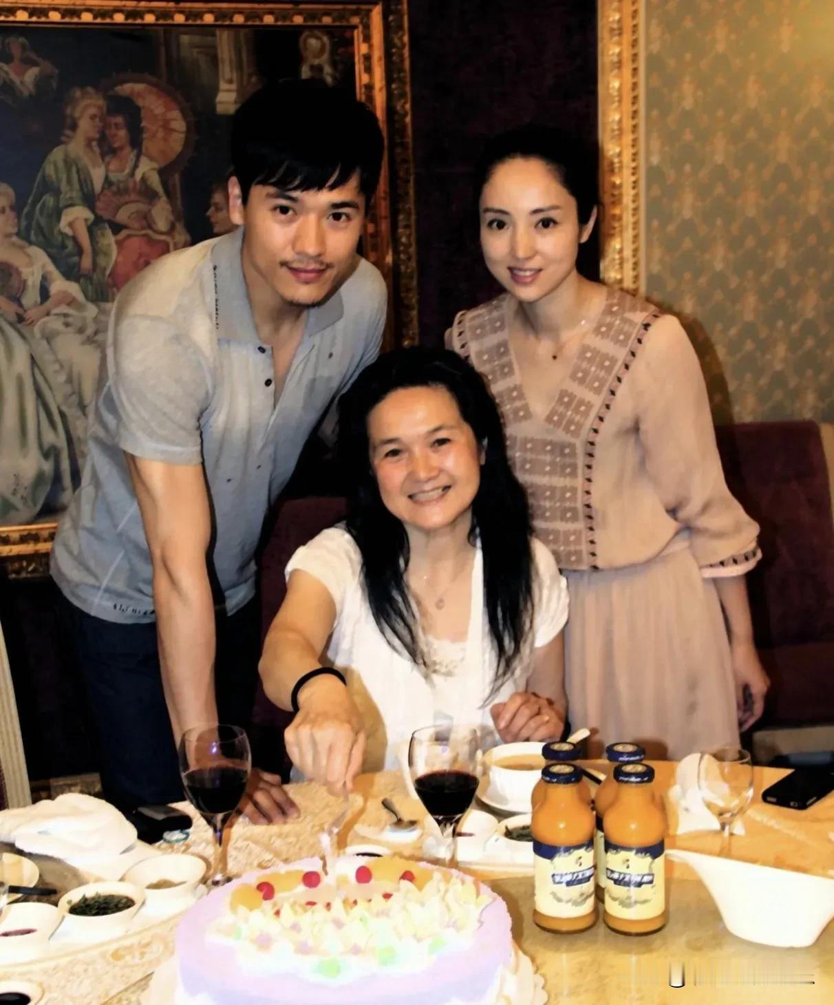 这是高云翔董璇以前的全家福，切蛋糕的是高云翔母亲，一脸福气的样子。

自从董璇嫁