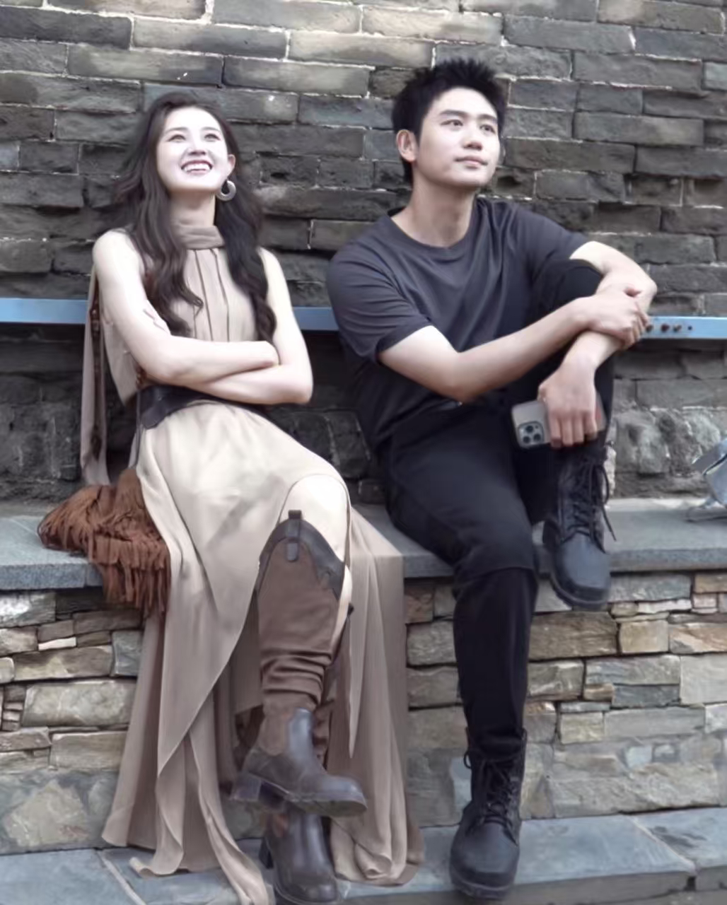 向佐梁思伟认可短剧演员分账 好的机制是行业进步的助推器。向佐与梁思伟所认可的演员