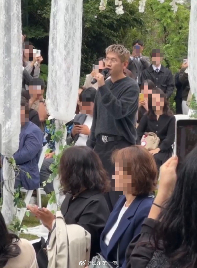 Cursh给朴秀荣妹妹唱祝歌Cursh给朴秀荣妹妹唱祝歌现场图 最近某网络社区上