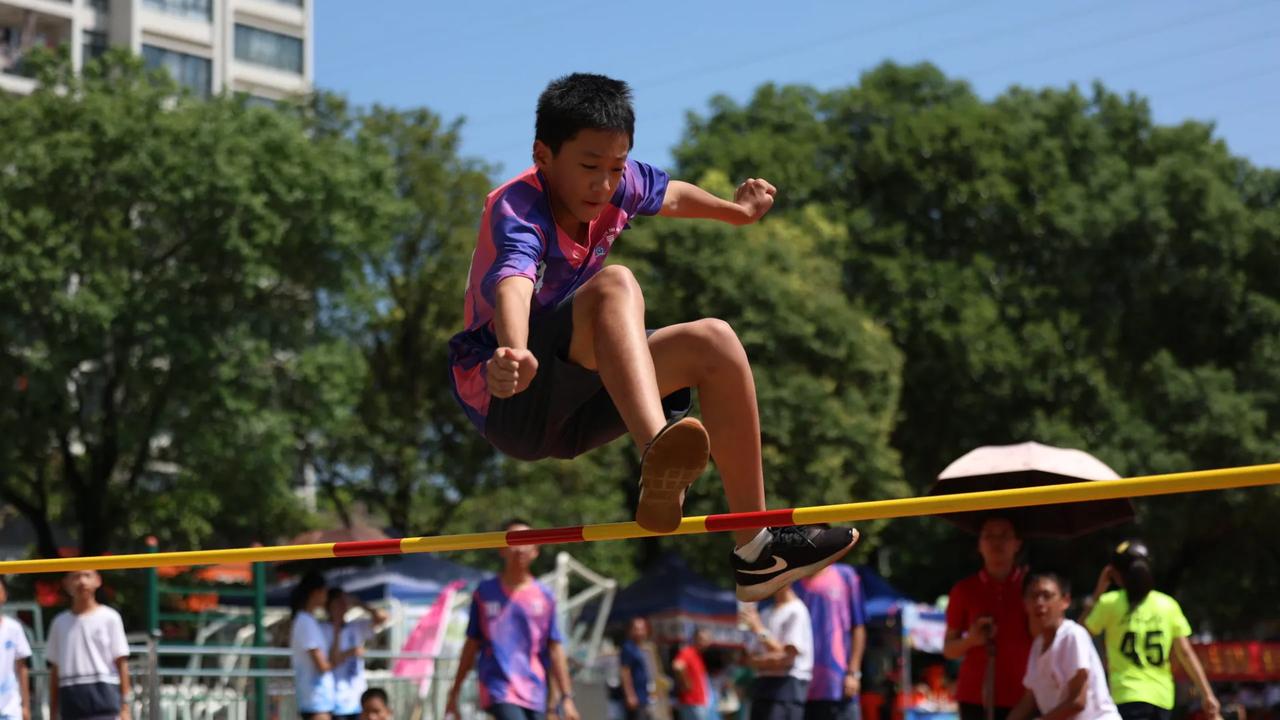 教育需要温情和温度，可一些年轻老师常常以严格之名，一味冷冰冰压制学生。

广州某