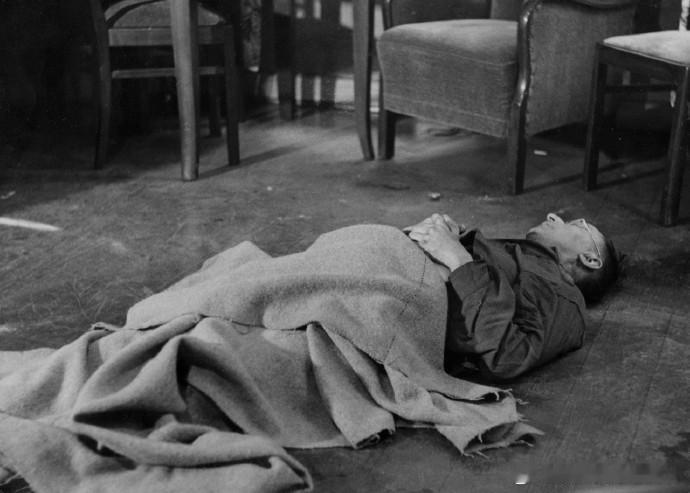 1945年，服毒自杀后的海因里希·希姆莱 
