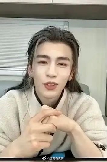 🐮最新直播状态如何？，，，嘴唇好突兀，， 