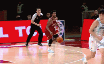 杨金蒙对盖利违体犯规，最糟糕的选择！
北京时间2月1日，青岛与浙江的首节比赛最后