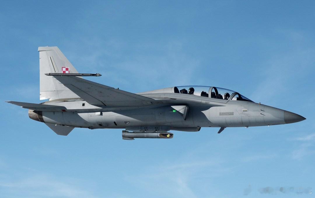 【#兵器欣赏#：#军事技术#   配备“狙击手”瞄准吊舱的波兰空军FA-50战斗