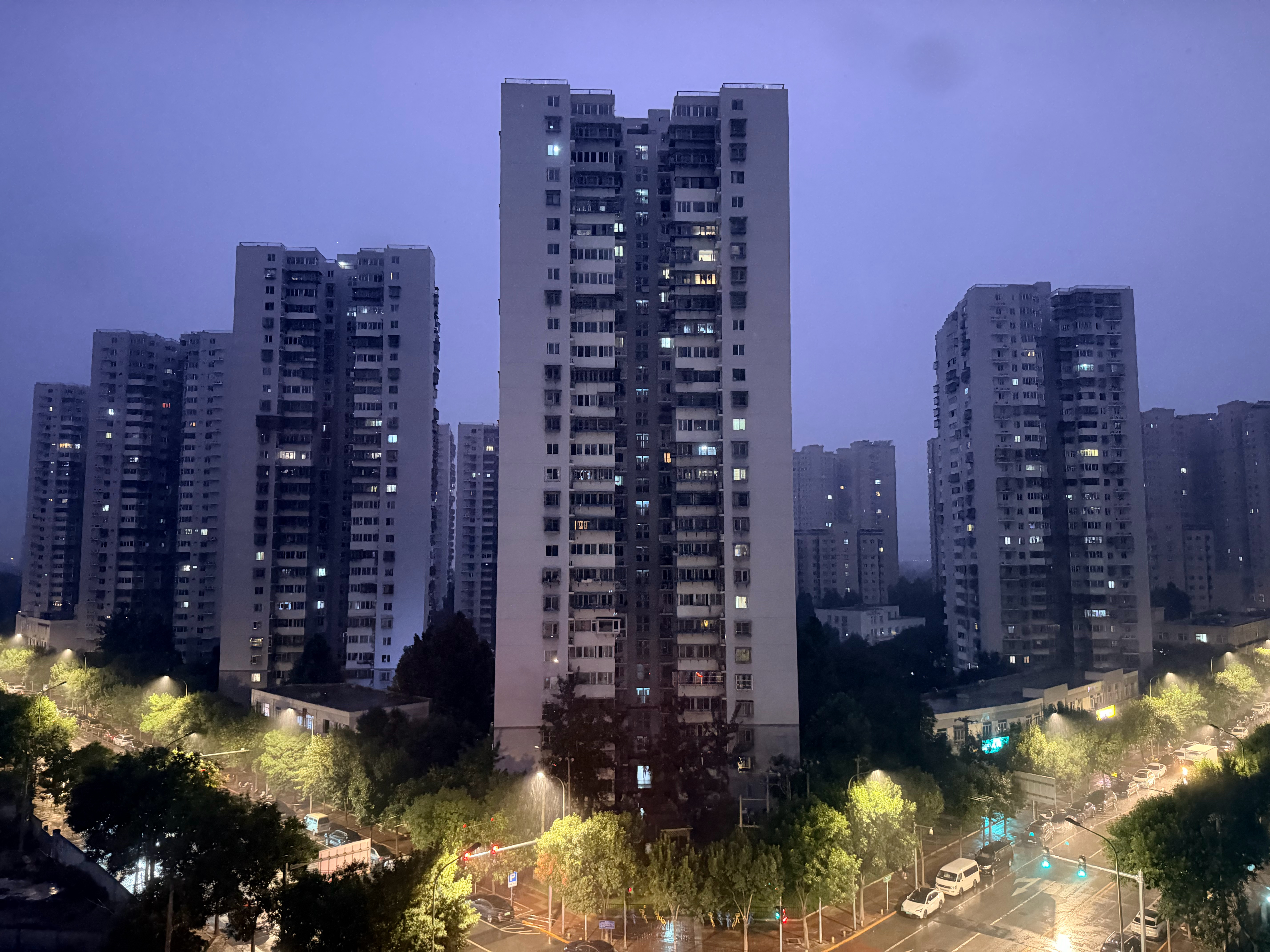 北京又下雨了，最近怎么天天晚上下雨🌧️，还电闪雷鸣的！ 