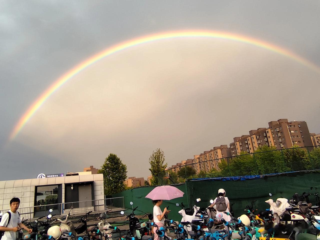 北京雨后大彩虹

2026年8月7日立秋下午六时五十分左右大雨过后，在北京昌平霍