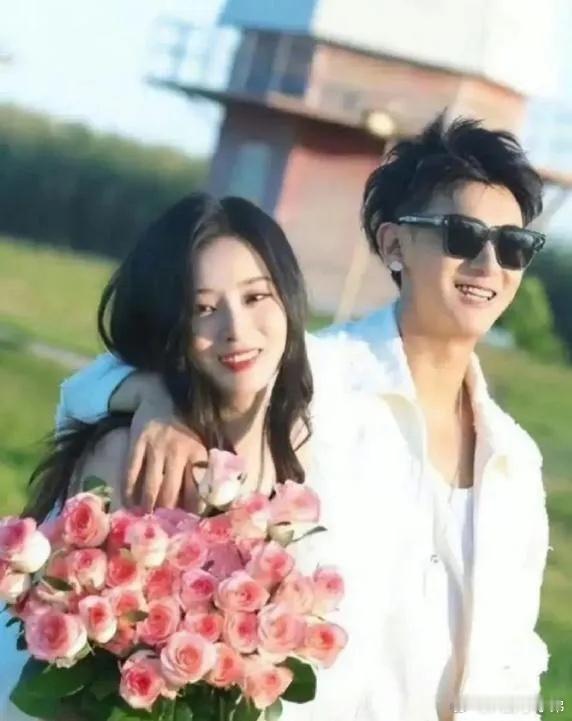 #徐艺洋亲黄子韬脸#黄子韬徐艺洋公众场合亲脸，现在是天天秀恩爱啊，得喝杯柠檬茶冷