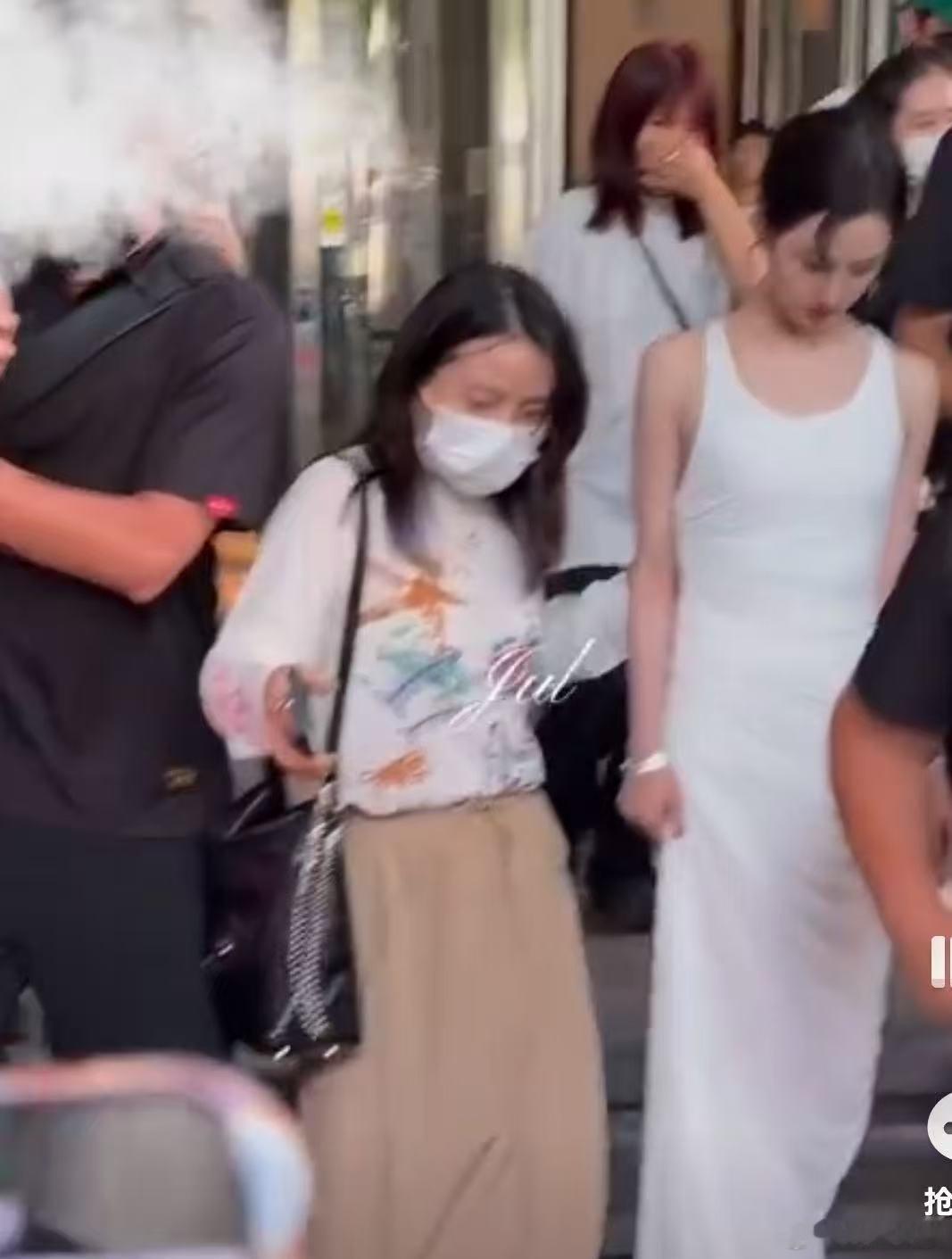 陈都灵白色长裙陈都灵上海活动路透陈都灵上海活动路透，白月光了，[鼓掌][鼓掌] 