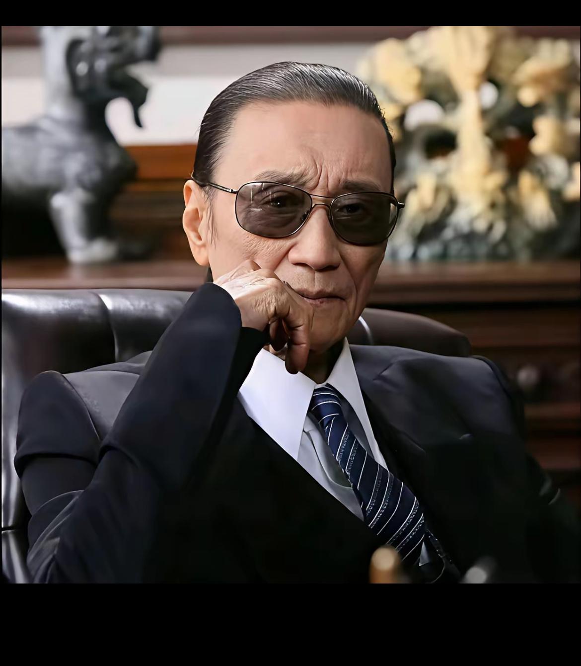 谢贤

谢揽青云踏锦程，
贤怀坦荡自分明。
长风助展鸿鹄志，
不负韶华万里行。