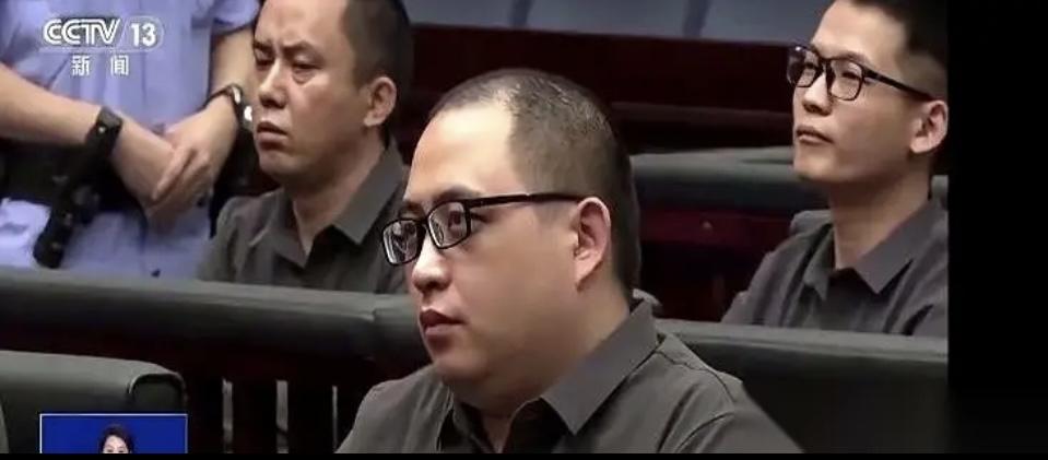 缅北头子死刑现场那点“硬气”，全是装的！

判死刑那天，明国平这帮人瞪着眼敲栏杆